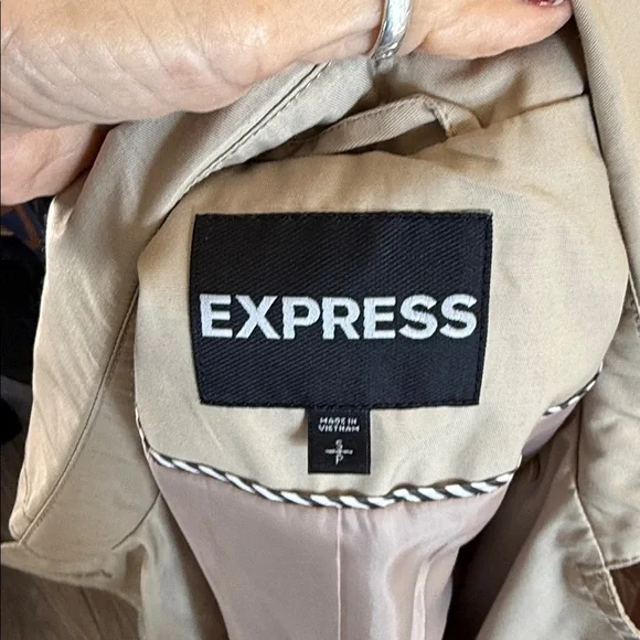 Express short Beige Double-Breasted Trench Coat - Picture 9 of 13